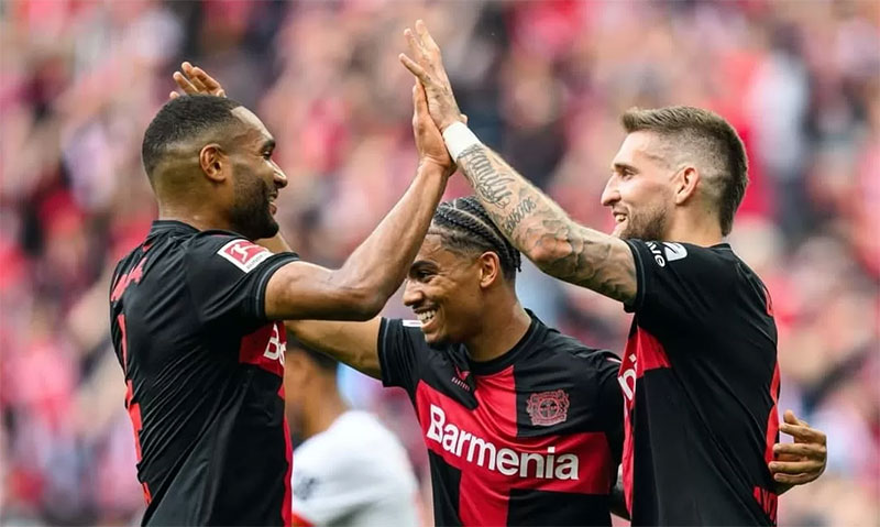 Penggawa Bayer Leverkusen melakukan selebrasi setelah menjebol gawang Augsburg dan menutup Bundesliga tanpa kekalahan.