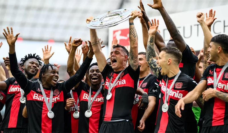 Skuad Bayer Leverkusen menjalani musim luar biasa dengan menjuarai Bundesliga Jerman tanpa terkalahkan.
