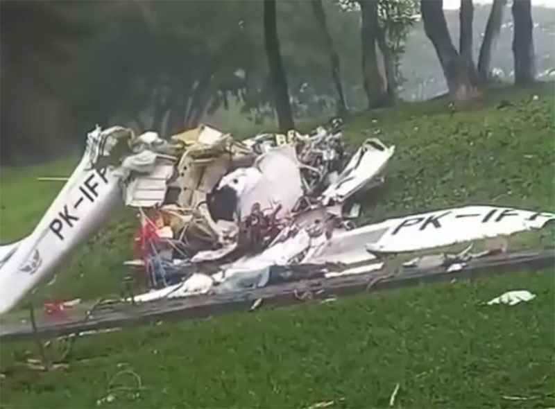 Sebuah pesawat latih terjatuh di Lapangan Sunburst, Tangerang Selatan