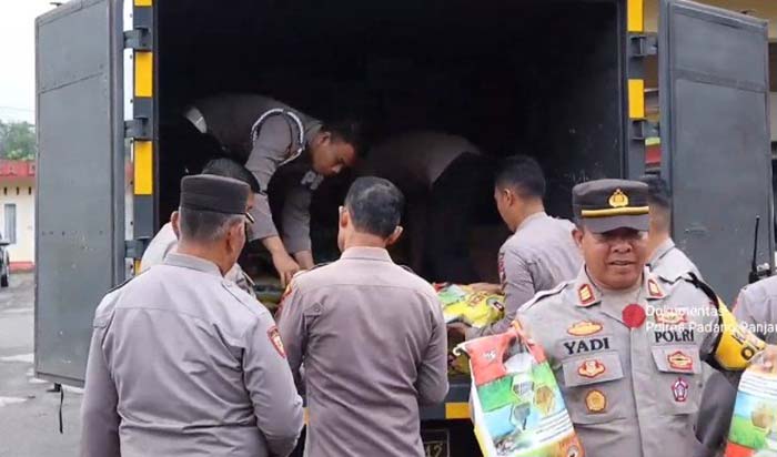 Personel Polres Padangpanjang menurunkan bantuan dari Polda Riau, pekan lalu.&nbsp;Foto kiri, Bupati Tanahdatar Eka Putra dan rombongan berdialog dengan pengungsi yang menempati rumah sawah.
