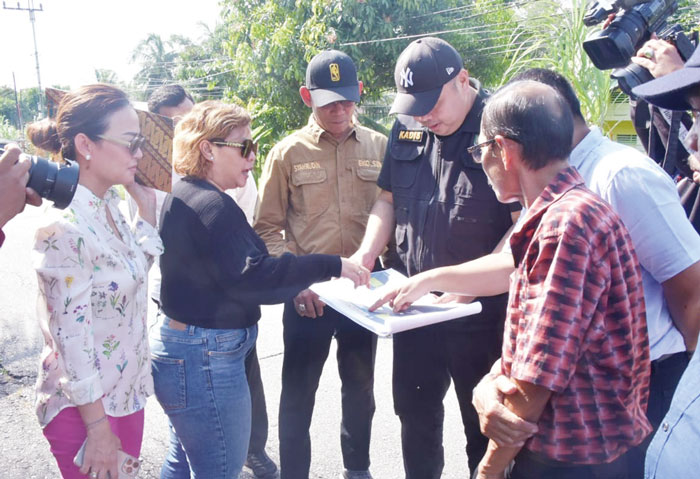 Kadis PUPR Bengkalis Ardiansyah mendampingi perwakilan investor Cina saat meninjau lokasi rencana pembangunan jembatan.