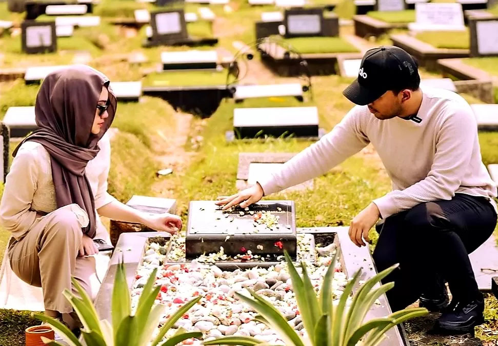 Thariq Halilintar dan Aaliyah Massaid mengunjungi makam Adjie Massaid.