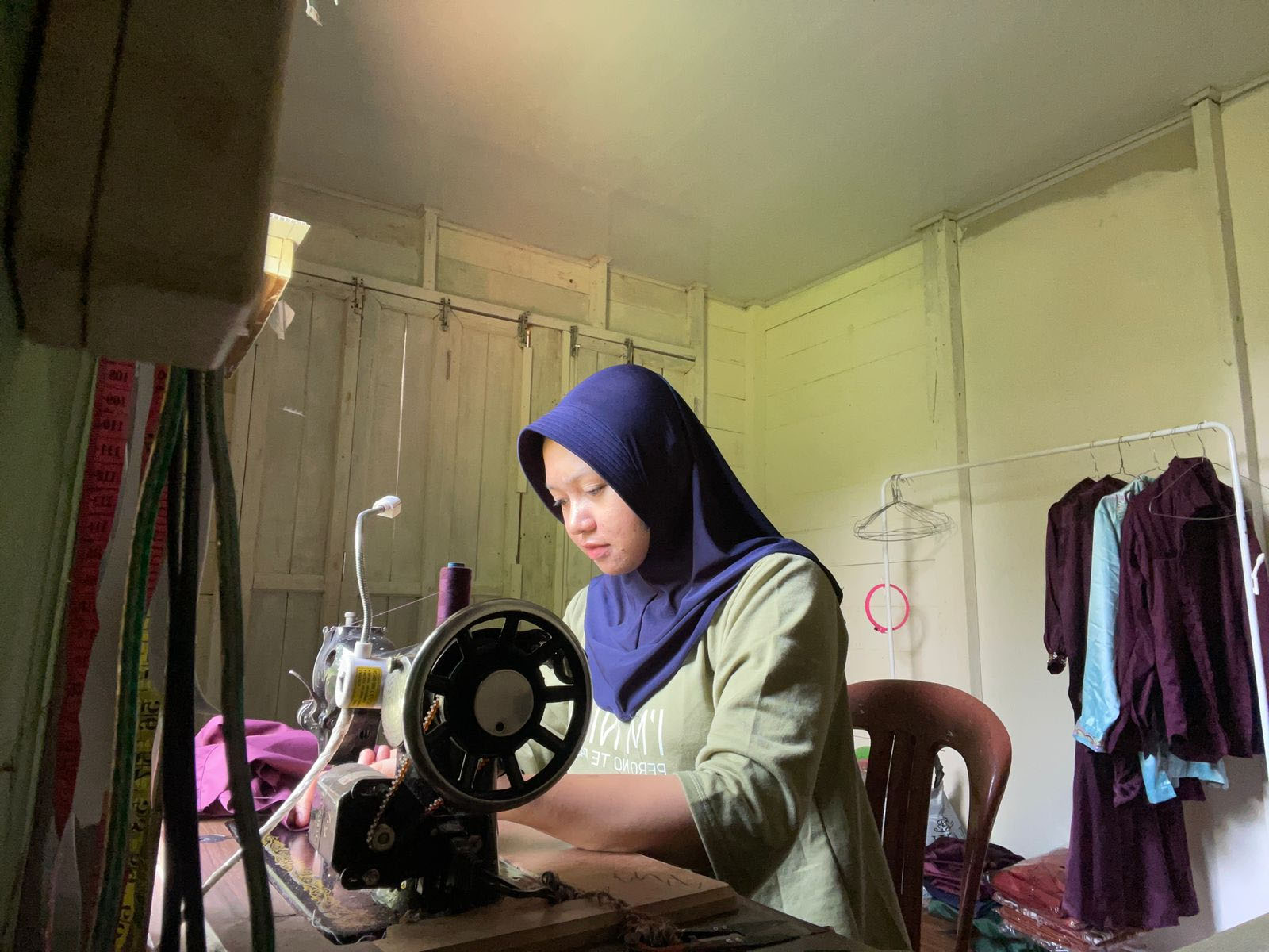 Wiwin Ayuni, salah satu peserta Program Penguatan Vokasi PT Pertamina Hulu Rokan (PHR) bersama PCR mulai membangun usaha menjahit di Bagan Siapiapi, Rokan Hilir, Riau.