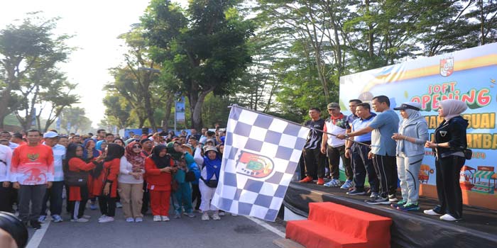 Pj Wako Pekanbaru Muflihun bersama istri Raja Rilla Mustafa Muflihun melepas peserta jalan santai dalam rangka soft opening Taman Labuai Pekanbaru City Walk, Ahad (19/5/2024)
