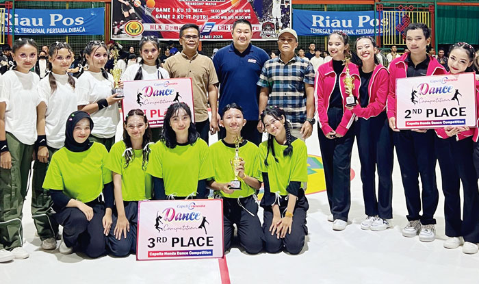 Pemenang dance foto bersama usai menerima hadiah.