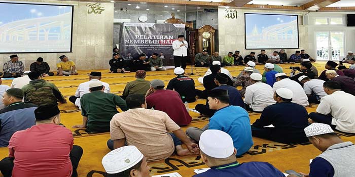 Sekretaris Kota Dumai H Indra Gunawan membuka latihan sembelih halal yang diikuti 500 peserta di Masjid Al-Muhajirin Pertamina, Bukit Datuk, Dumai, Ahad (19/5/2024).