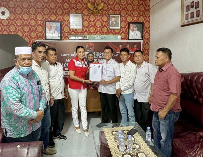 M Maliki saat di DPC PDI Perjuangan Rohil di Bagansiapiapi, Senin (25/10).