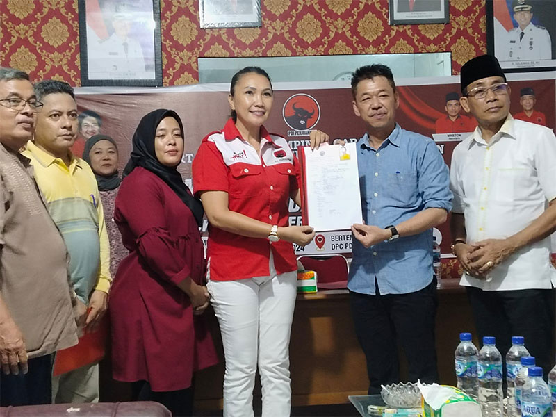Afrizal Sintong didampingi sejumlah tokoh saat mengembalikan formulir pendaftaran bacakada di DPC PDI Perjuangan Rohil di Bagansiapiapi, Senin (20/5/2024).