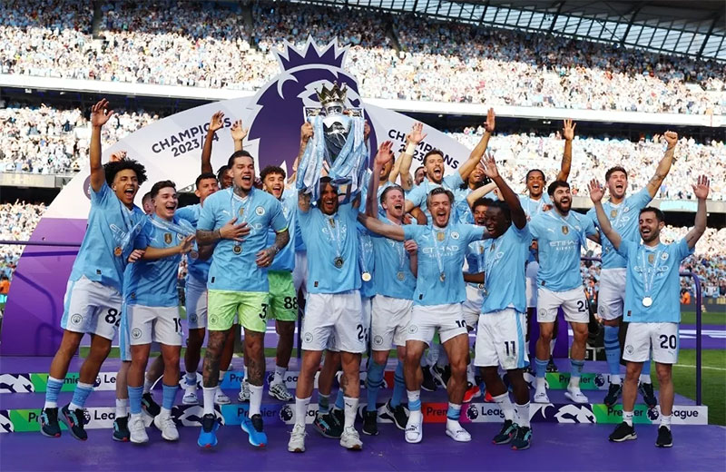 Manchester City sukses meraih gelar juara Liga Inggris yang keempat kalinya secara beruntun usai mengalahkan West Ham 3-1 di Etihad Stadium.