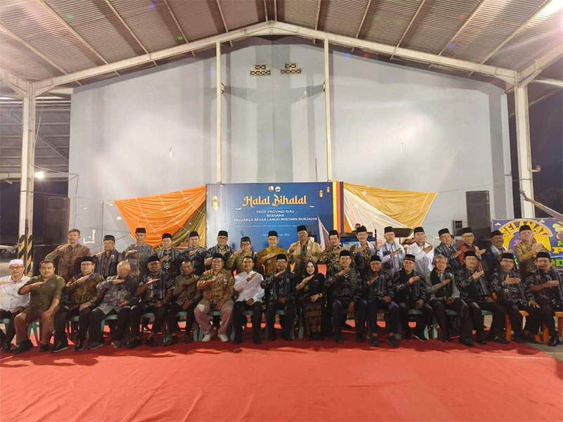 Danlanud Roesmin Nurjadin Pekanbaru, Marsekal Pertama TNI Feri Yunaldi berfoto bersama pengurus PKDP Riau.
