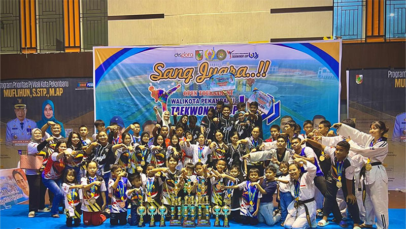 Atlet binaan dojang Eagle Riau Taekwondo berhasil menjadi juara umum Kejuaraan Taekwondo Wali Kota Pekanbaru Cup VII Tahun 2024 di GOR Tribuana Pekanbaru, Ahad (19/5/2024).  (Eagle Riau untuk Riau Pos