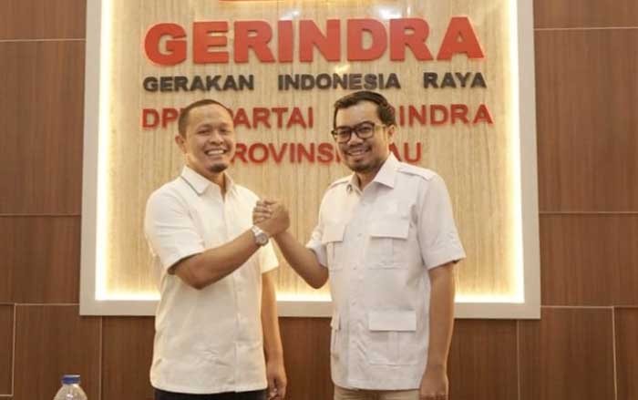 Bacalon Agung Nugroho-Ginda Burnama foto bersama dalam silaturahmi Partai Gerindra dan Demokrat Pekanbaru keduanya diusung untuk maju Pilwako Pekanbaru 2024, Senin (20/5/2024).