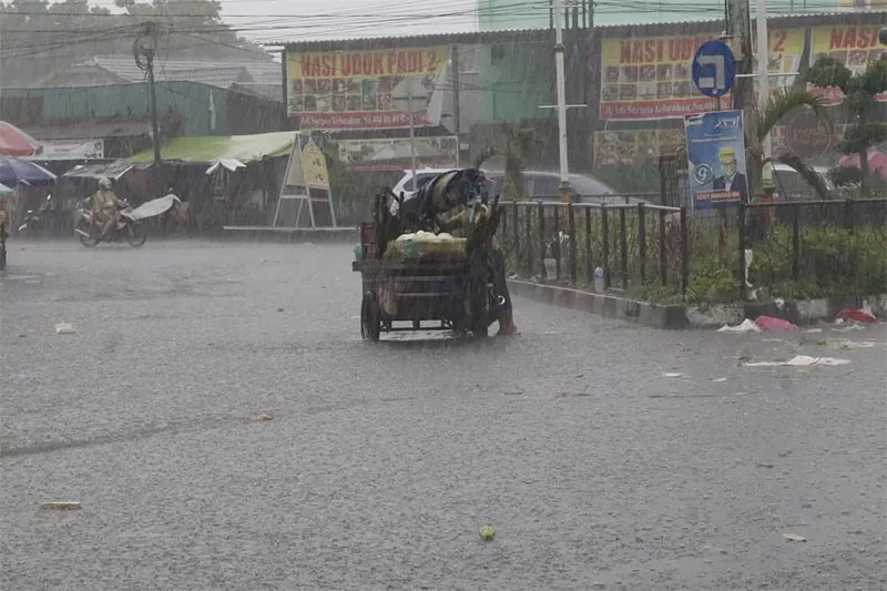 Hujan dengan intensitas tinggi mengguyur Kota Pekanbaru di kawasan persimpangan Pasar Pagi Arengka, baru-baru ini. BMKG Pekanbaru memprediksi Kota Pekanbaru berpotensi hujan sepekan ke depan.