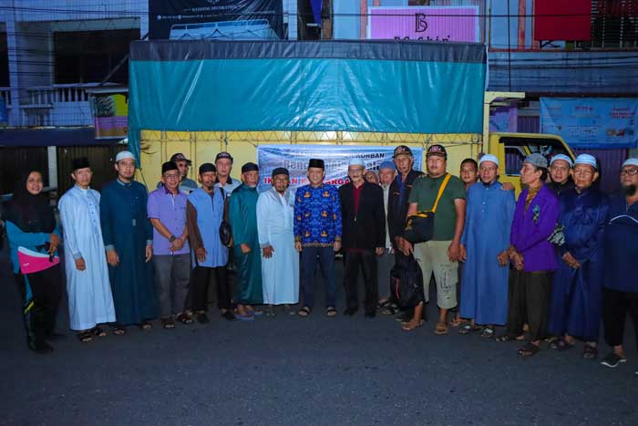 Pj Bupati Kampar Hambali didampingi Asisten III Setda Kampar Azwan dan Kadishub Refizal  melepas rombongan IKLA Kabupaten Kampar yang akan mengantar bantuan, Senin (20/5/2024).