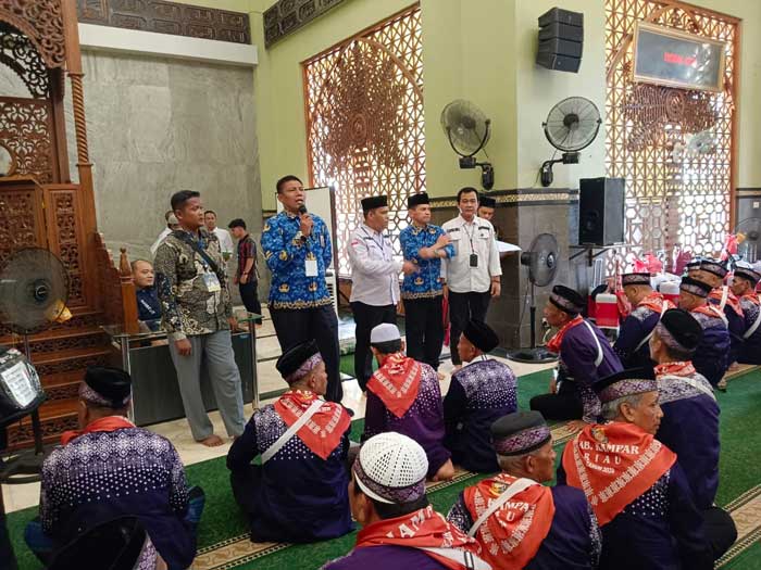 Plh Kepala Kantor Kementerian Agama Kabupaten Kampar Dirhamsyah MSy melepas pemberangkatan JCH Kampar Kloter 10 di Masjid Islamic Center Bangkinang
