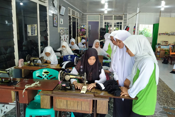 Para peserta antusias mengikuti Pelatihan Menjahit pada Program Penguatan Vokasi di Bagan Siapiapi belum lama ini.
