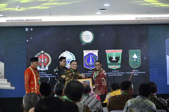 Pj gubernur riau SF Hariyanto menerima penghargaan dari KNEKS yang disaksikan oleh Wakil Presiden RI, Ma