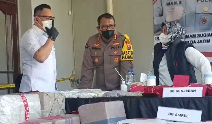 Polda Jawa Timur berhasil menggerebek rumah yang diduga sebagai tempat pabrik memproduksi pil ekstasi dan pil koplo, di Jalan Kertajaya Indah, Timur, Sukolilo, Surabaya, Senin (20/5).