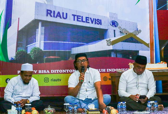 Direktur Riau Televisi Ahmad Dardiri (tengah) memberikan kata sambutan saat syukuran  HUT ke-23 di Lobi Kantor RTv Jalan HR Soebrantas, Pekanbaru, Senin (20/5/2024).
