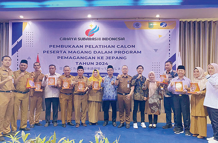 Para guru SMA dan SMK yang siswanya ikut dalam program pelatihan  calon magang ke Jepang tahun 2024 foto bersama Kepala Bidang Pelatihan