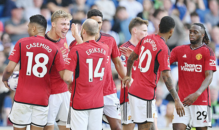 Para pemain Manchester United merayakan gol saat berhadapan dengan Brighton dan Hove Albion dalam pekan terakhir Liga Inggris di Stadion Amex,  Brighton, Ahad (19/5/2024).