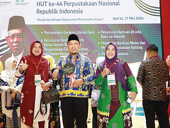 Wakil Bupati Siak Husni Merza foto bersama Kepala Dinas Perpustakaan dan Kearsipan Kabupaten Siak Salmiah Safitri, saat menghadiri peringatan HUT ke-44 Perpusnas RI dan Hari Buku.