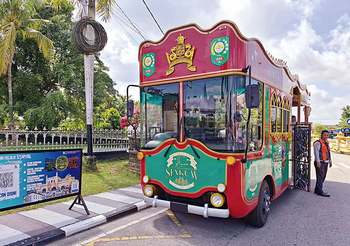 Pembayaran Bus Siakuw menggunakan QRIS BRK Syariah dilengkapi plang barcode di depan Istana Asserayah Alhasyimiah, diluncurkan Kepala Dinas