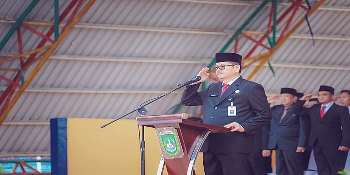 Sekko Dumai H Indra Gunawan menjadi inspektur upacara Harkitnas di Taman Bukit Gelanggang, Senin (20/5/2024).