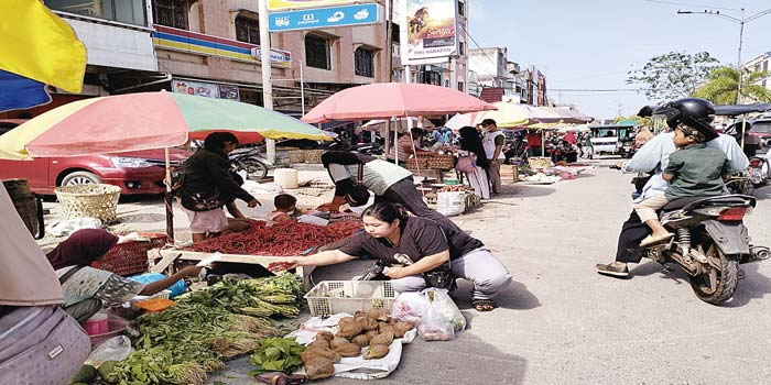 Pedagang dan pembeli di Pasar Pulau Payung melakukan transaksi jual-beli, Senin (20/5/2024).