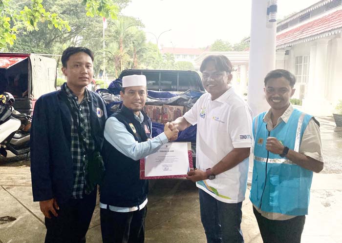 Ketua Tim Tanggap Darurat menyerahkan penghargaan kepada PLN Nusantara Power.