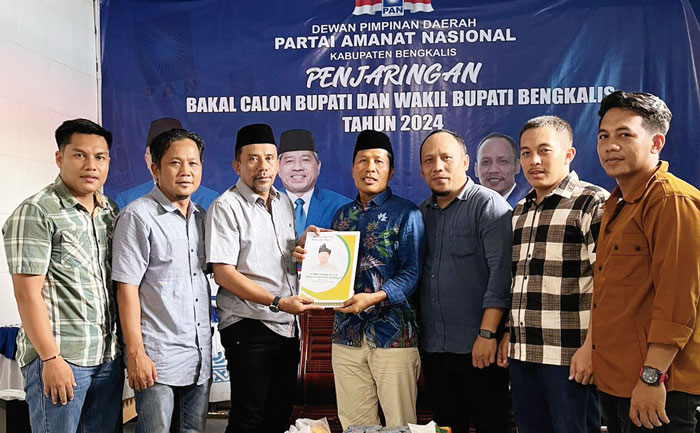 Indra Gunawan Eet alias Engah Eed mendaftarkan diri sekaligus mengembalikan formulir pendaftarannya ke DPD Partai Amanat Nasional (PAN) Kabupaten Bengkalis di Jalan Pertanian Bengkalis.