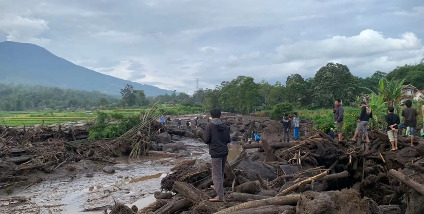 Pascabanjir bandang yang menerjar Sumatra Barat.