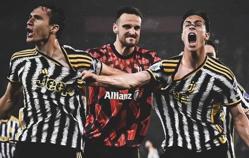 Kenan Yildis (kanan) melakukan selebrasi bersama rekan-rekannya usai mencetak gol penyimbang Juventus  saat bermain imbang 3-3 di kandang Bologna.