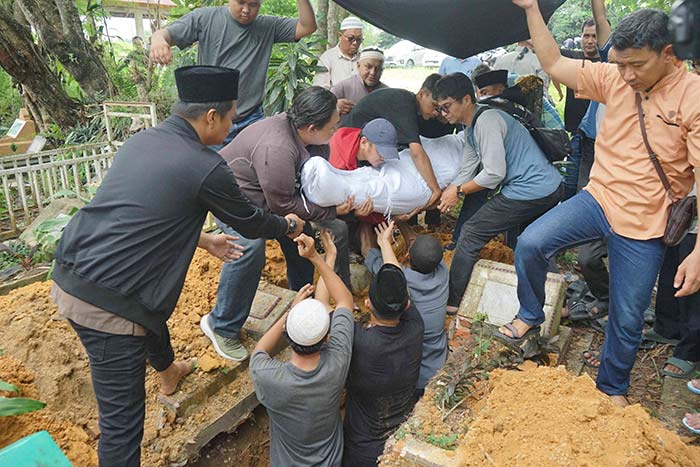 Suasana pemakaman Pemred Riau Televisi  M Zaini Dalimunthe di TPU Alam Raya Jalan Alam Indah, Tangkerang Timur, Kecamatan Tenayan Raya, Pekanbaru, Selasa (21/5/2024)