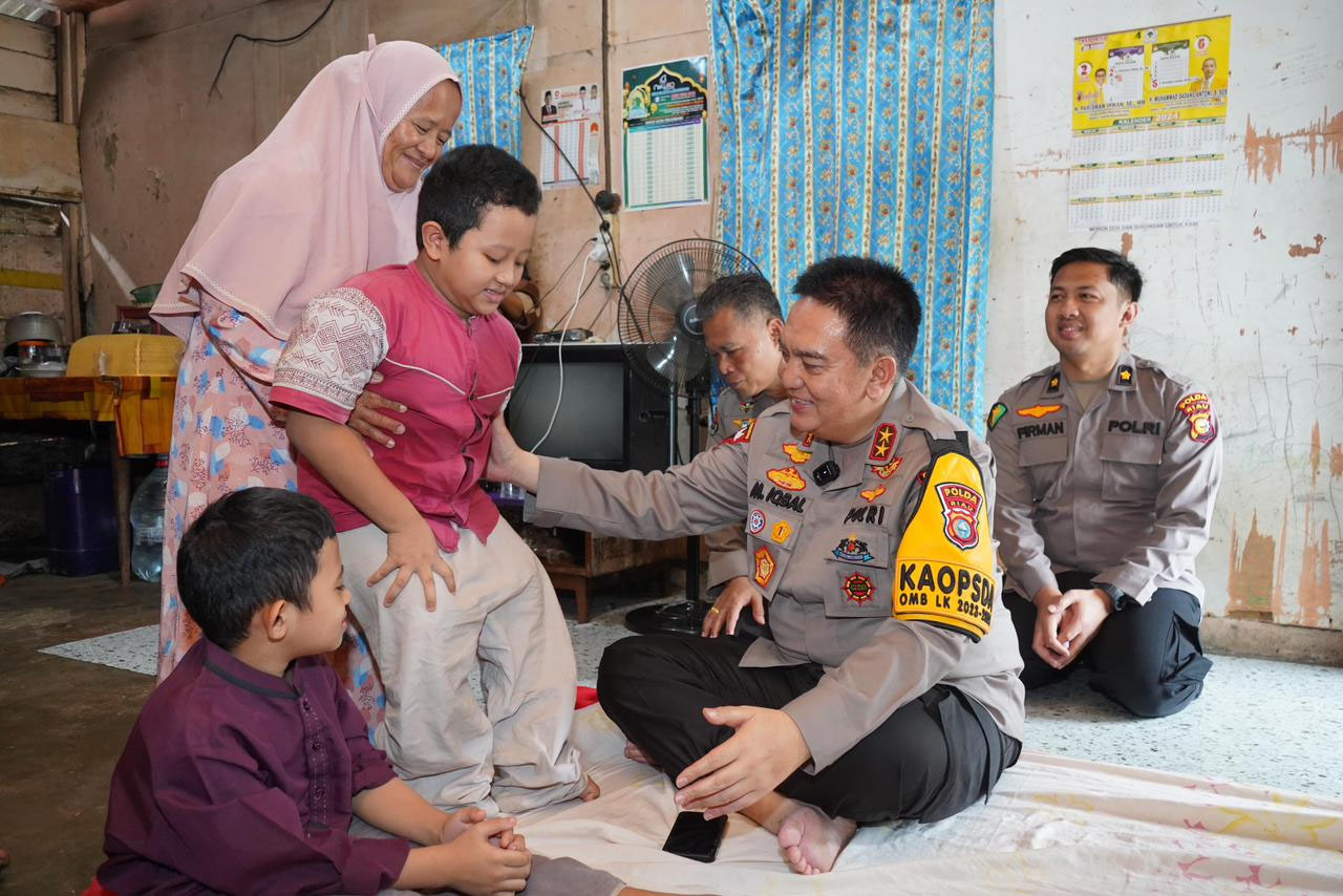 Kapolda Riau Irjen Pol M Iqbal saat bersama Rehan dan Fajri, bocah penderita kelainan genetik tulang kaca di kediaman orang tua di Jalan Sidumulyo, Kelurahan Padang Bulan, Kota Pekanbaru, Rabu (22/5)