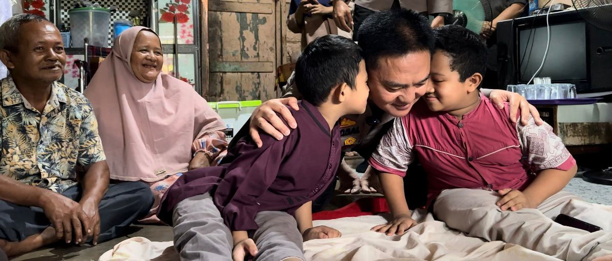 Kapolda Riau Irjen Pol Mohammad Iqbal saat memeluk Rehan dan Fajri, bocah penderita kelainan genetik tulang di Pekanbaru, Rabu (22/5/2024).