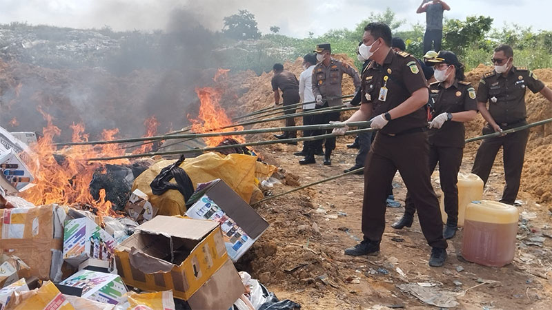 Kejaksaan Negeri Dumai, Rabu (22/5/2024) melakukan pemusnahan barang bukti yang sudah memiliki kekuatan hukum yang kuat dipusatkan di TPA Mekar Sari, Kecamatan Dumai Selatan.