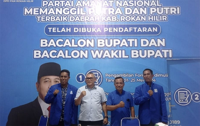 Dokter Suratmin (kemeja putih) foto bersama panitia penjaringan Bacakada PAN Rohil di Bagansiapiapi, Rabu (22/5/2024).