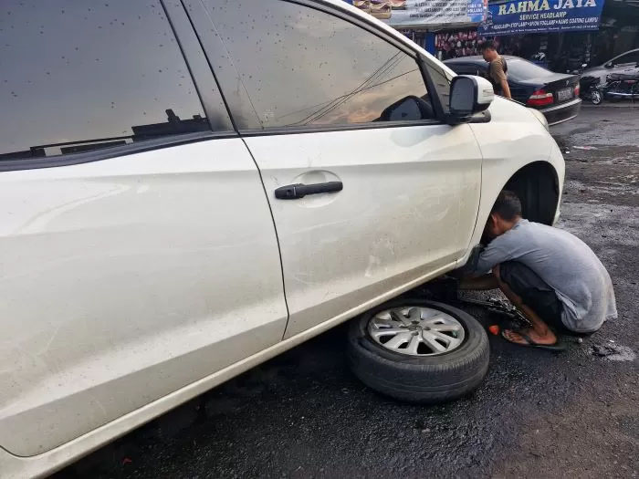 Ilustrasi: Pemeriksaan mesin mobil sebelum diajak menempuh perjalanan jauh.