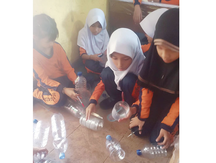 Murid SDN 55 Pekanbaru membuat pot tanaman dengan memanfaatkan botol plastik bekas minuman mineral, beberapa waktu lalu.