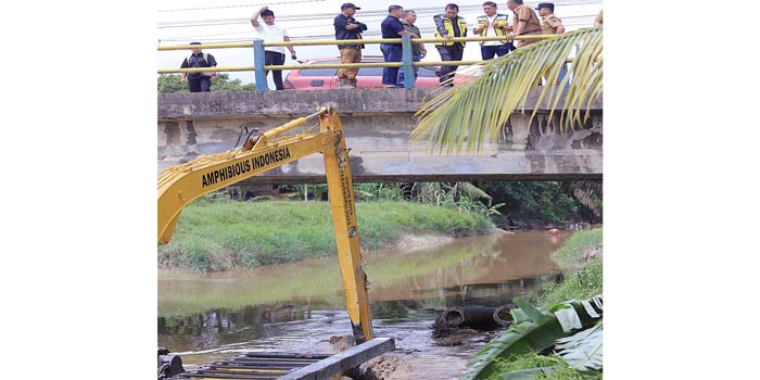 Pj Wako Pekanbaru Muflihun beserta  jajaran meninjau normalisasi Sungai Sail yang dilakukan dengan menggunakan alat berat amfibi di Jalan Datuk Setia Maharaja, Selasa (21/5/2024).