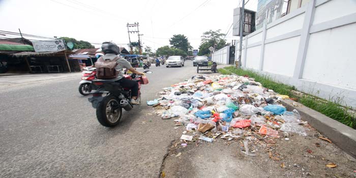 Tumpukan sampah yang belum diangkut di bahu Jalan Pepaya, Kecamatan Sukajadi yang menimbulkan bau busuk, Selasa (21/5/2024).