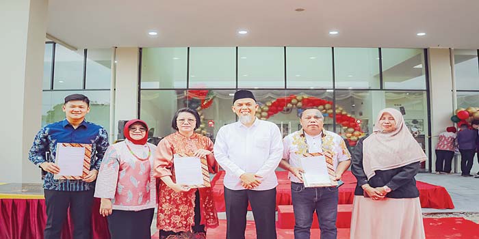 Wali Kota Dumai H Paisal SKM Mars foto bersama pihak rumah sakit saat menghadiri peresmian Naray Hospital di Kelurahan Purnama, Kota Dumai, Selasa (21/5/2024).