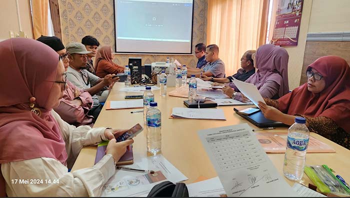Ketua KPU Kampar Andi Putra bersama komisioner dan dewan juri maskot dan jingle Pilkada Kampar 2024 saat rapat menentukan pemenang lomba di kantor KPU Kampar, Bangkinang, belum lama ini.