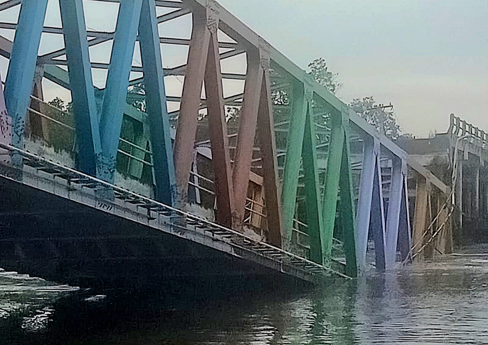 Kondisi Jembatan Alai Desa Panglima Sampul, Sungai Perumbi, Kecamatan Tebingtinggi Barat, Kepulauan Meranti, setelah ambruk, Rabu (22/5/2024) siang.