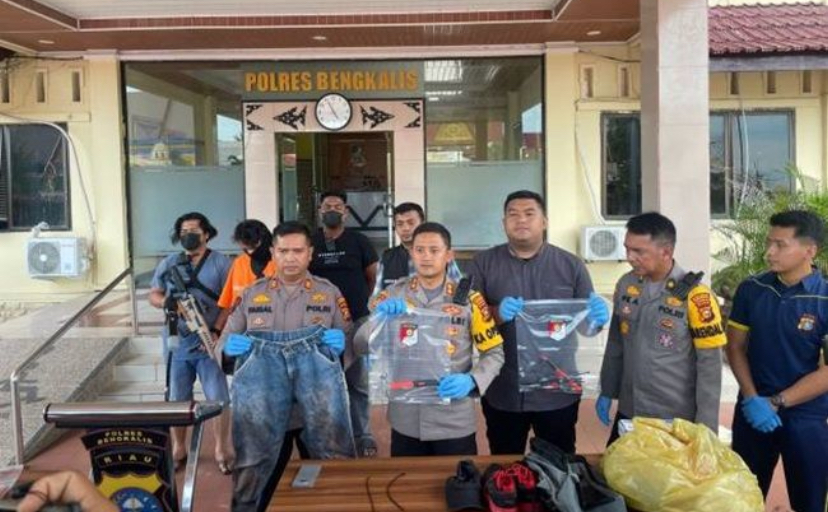 Kapolres Bengkalis AKBP Setyo Bimo menunjukkan barang bukti (BB) kejahatan yang digunakan M Ilham usai melakukan pembunuhan terhadal ART di rumah mewah di Jalan Rumbia Bengkalis, beberapa waktu lalu.