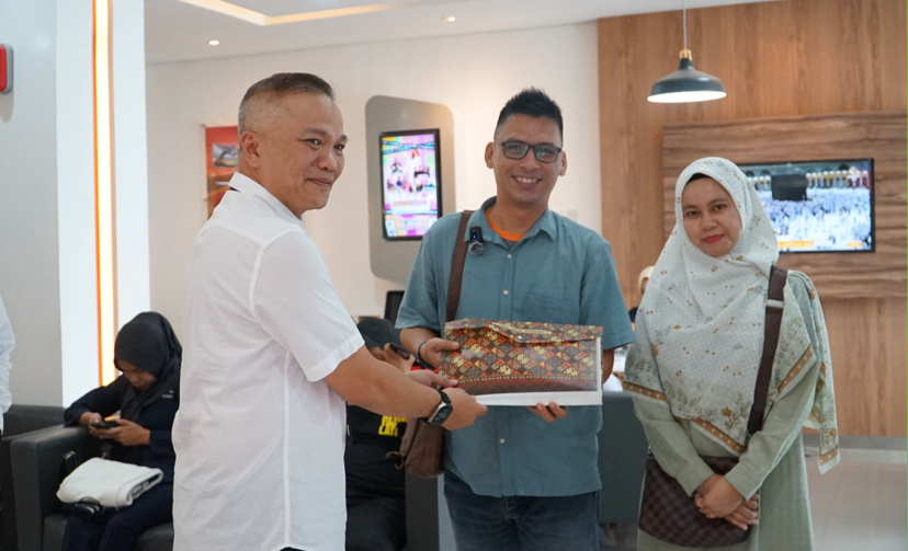 GM Customer Care and Retention Area Sumatera, Alfon Oktrianda secara simbolis menyerahkan hadiah 1 unit mobil Toyota Yaris Cross kepada Okta Kurniawan sebagai pemenang Program Undi Undi Hepi Telkomsel