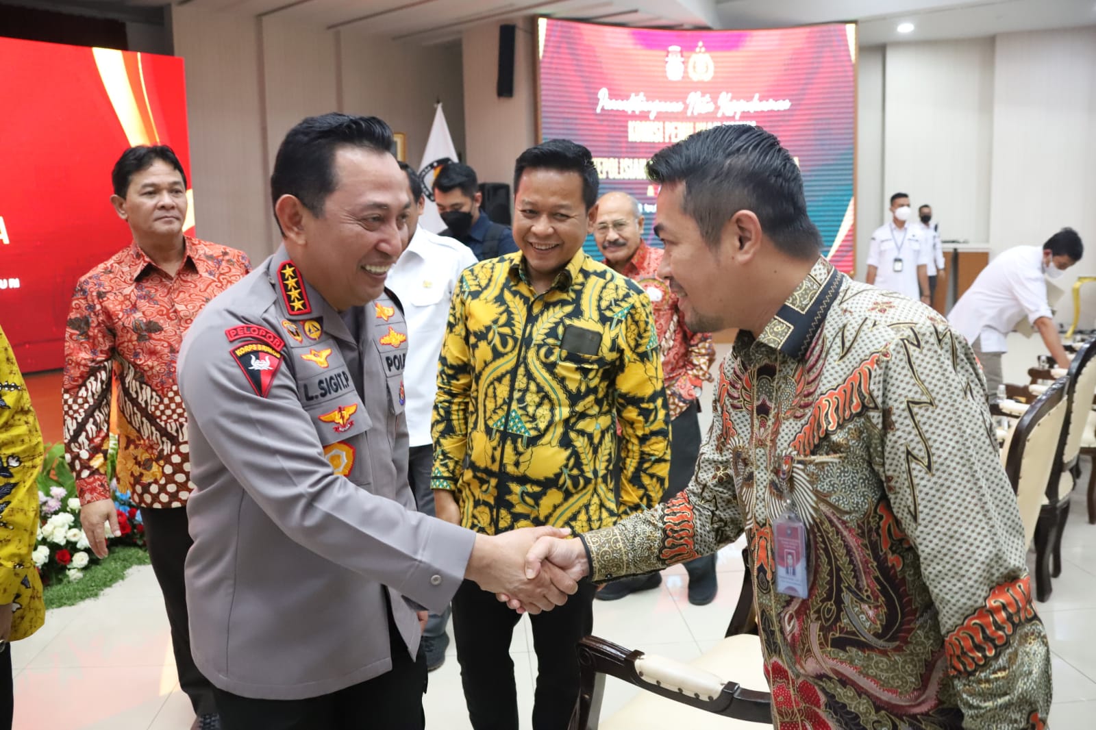 Direktur Ormas juga Plh Sesditjen Politik dan PUM Kemendagri Risnandar Mahiwa bersalaman dengan Kapolri Jenderal Listyo Sigiti Prabowo dalam suatu acara Kemendagri di Jakarta, beberapa waktu lalu.