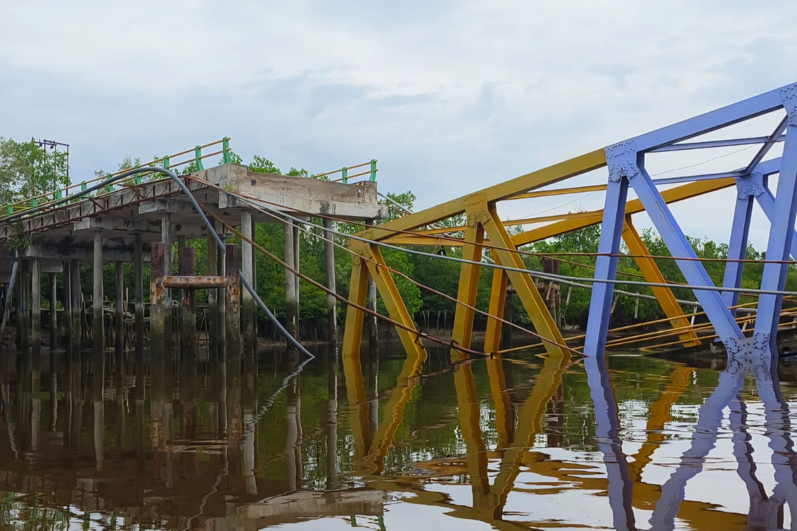 Kondisi Jembatan Alai Desa Panglima Sampul, Sungai Perumbi, Kecamatan Tebingtinggi Barat, Kepulauan Meranti, setelah ambruk, Rabu (22/5/2024) siang.