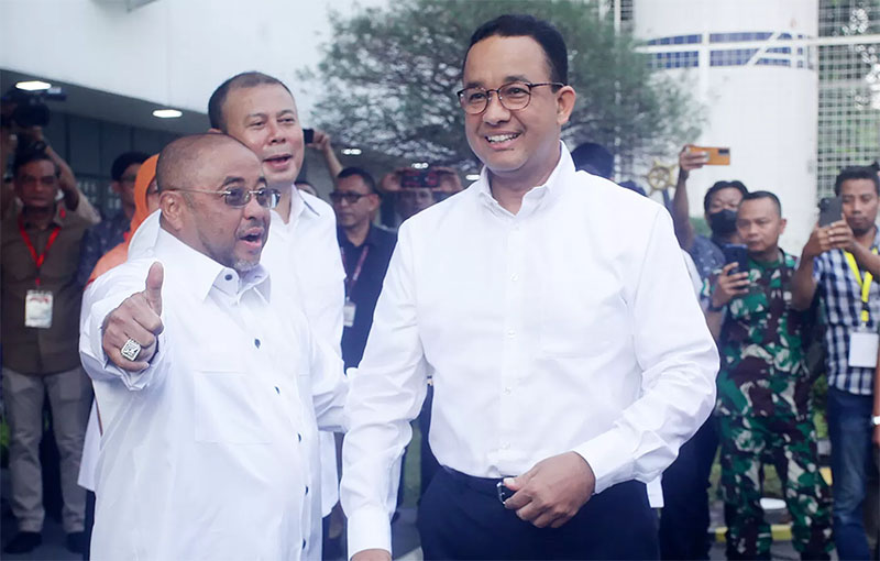 Anies Baswedan (kanan)